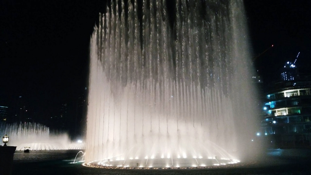 Witnessing the sparkling Dubai fountain show against the night sky is one of the best fun activities in Dubai to indulge in