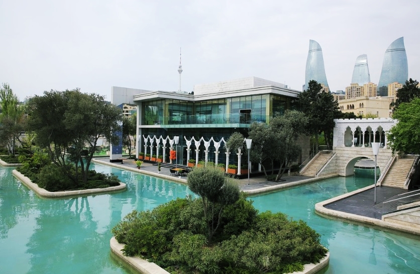 The gorgeous Baku Boulevard with it's pools and gardens