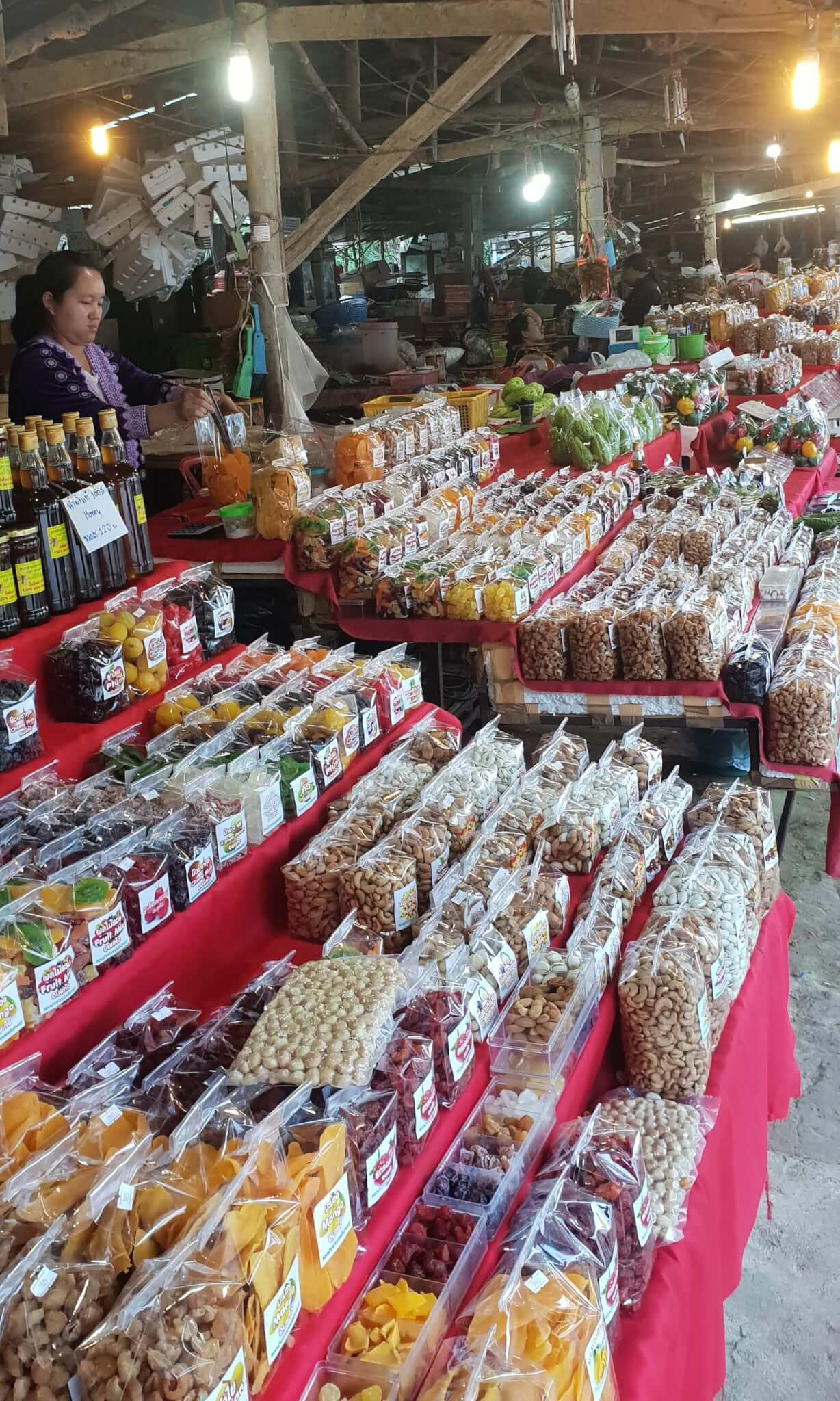 The buzzing Hmong tribe market