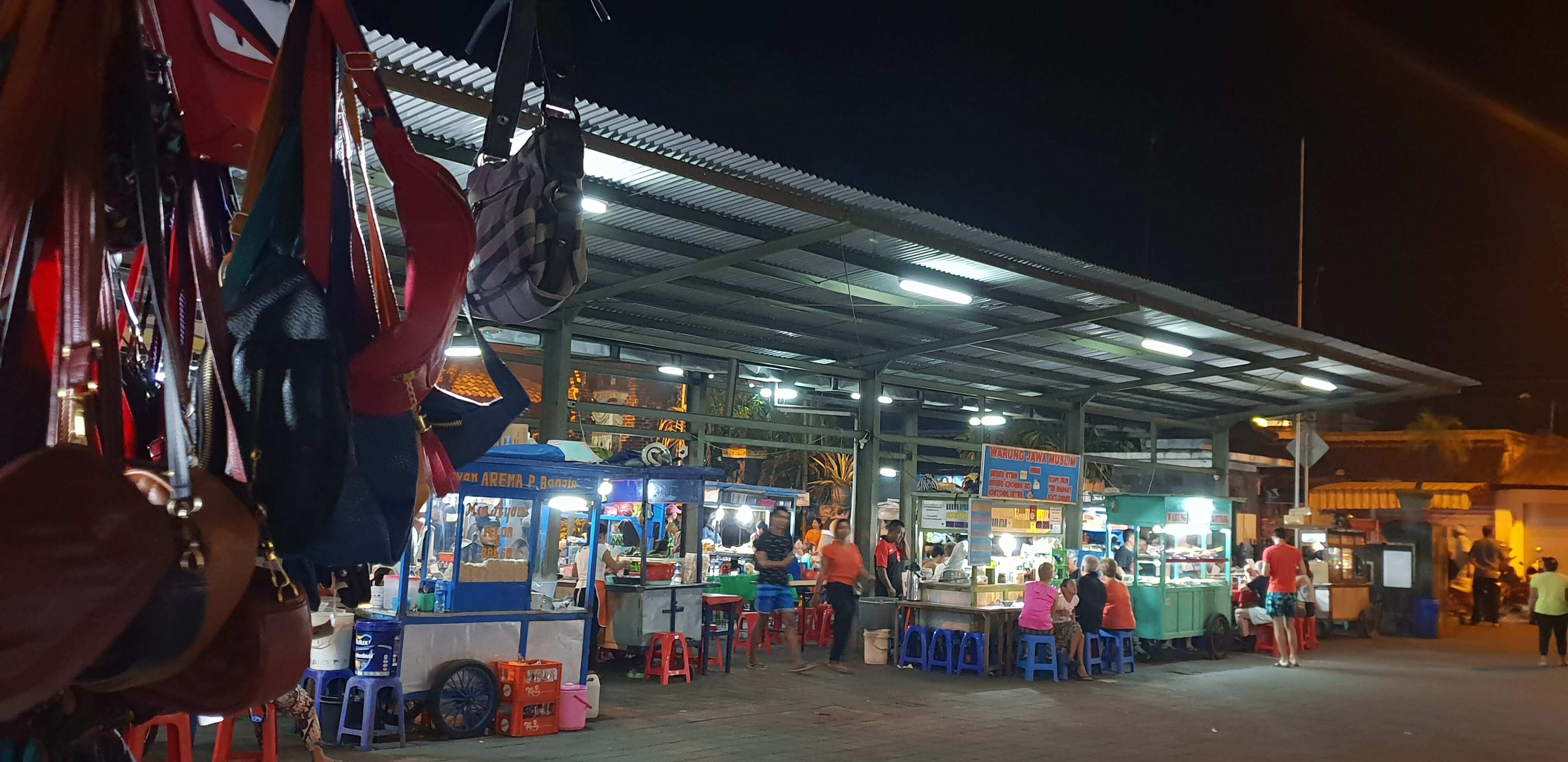Enjoy eating at the small warungs and shopping at the stalls inside the Pasar Sindhu night market