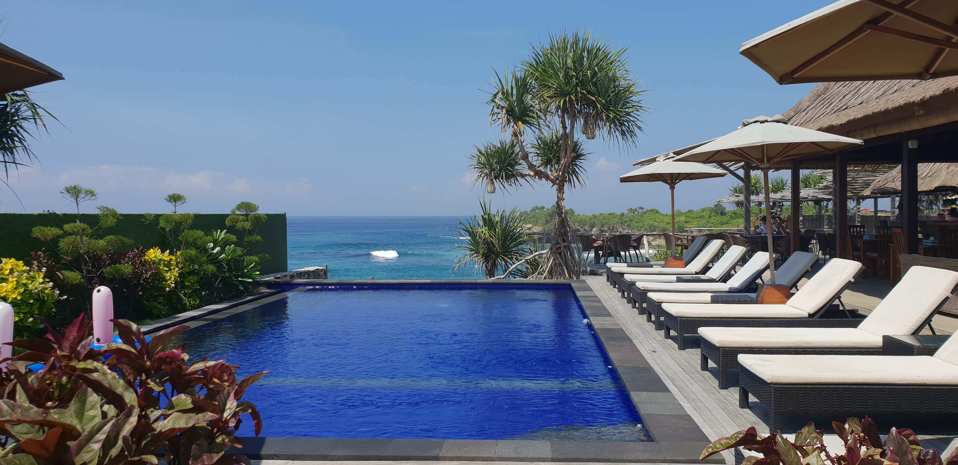 Chilling in the outdoor pool overlooking the Indian Ocean is one of the most relaxing things to do in Nusa Lembongan