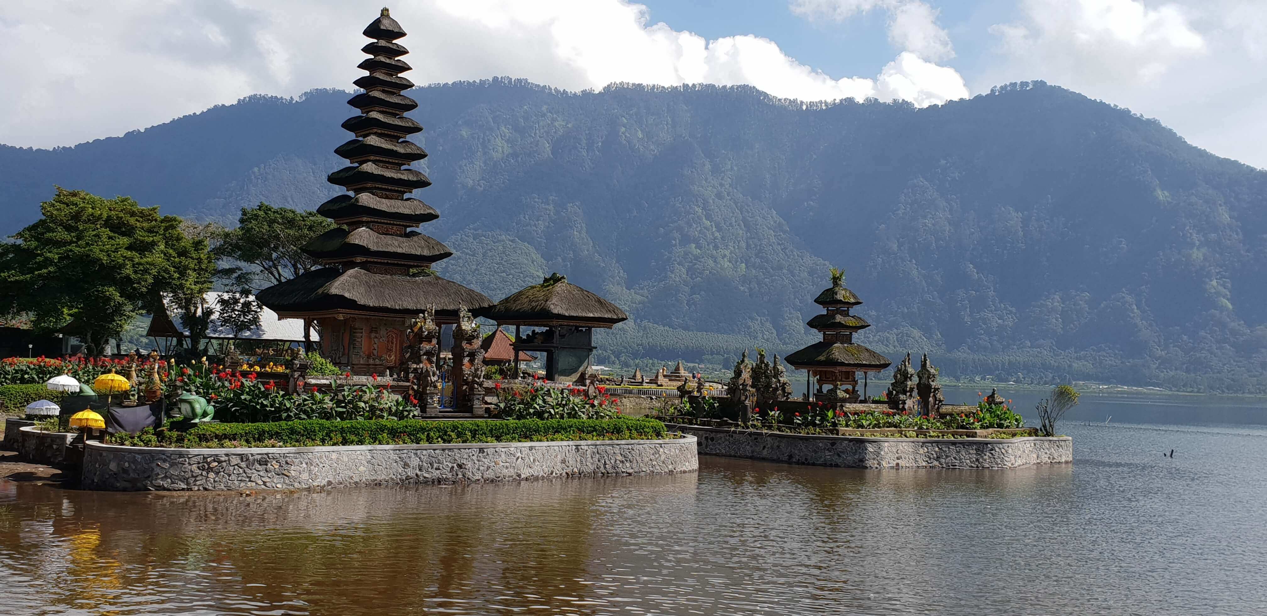 Ulun Danu Beratan temple is a lovely place located on the outskirts of Ubud and a must-do in your 10 day Bali itinerary