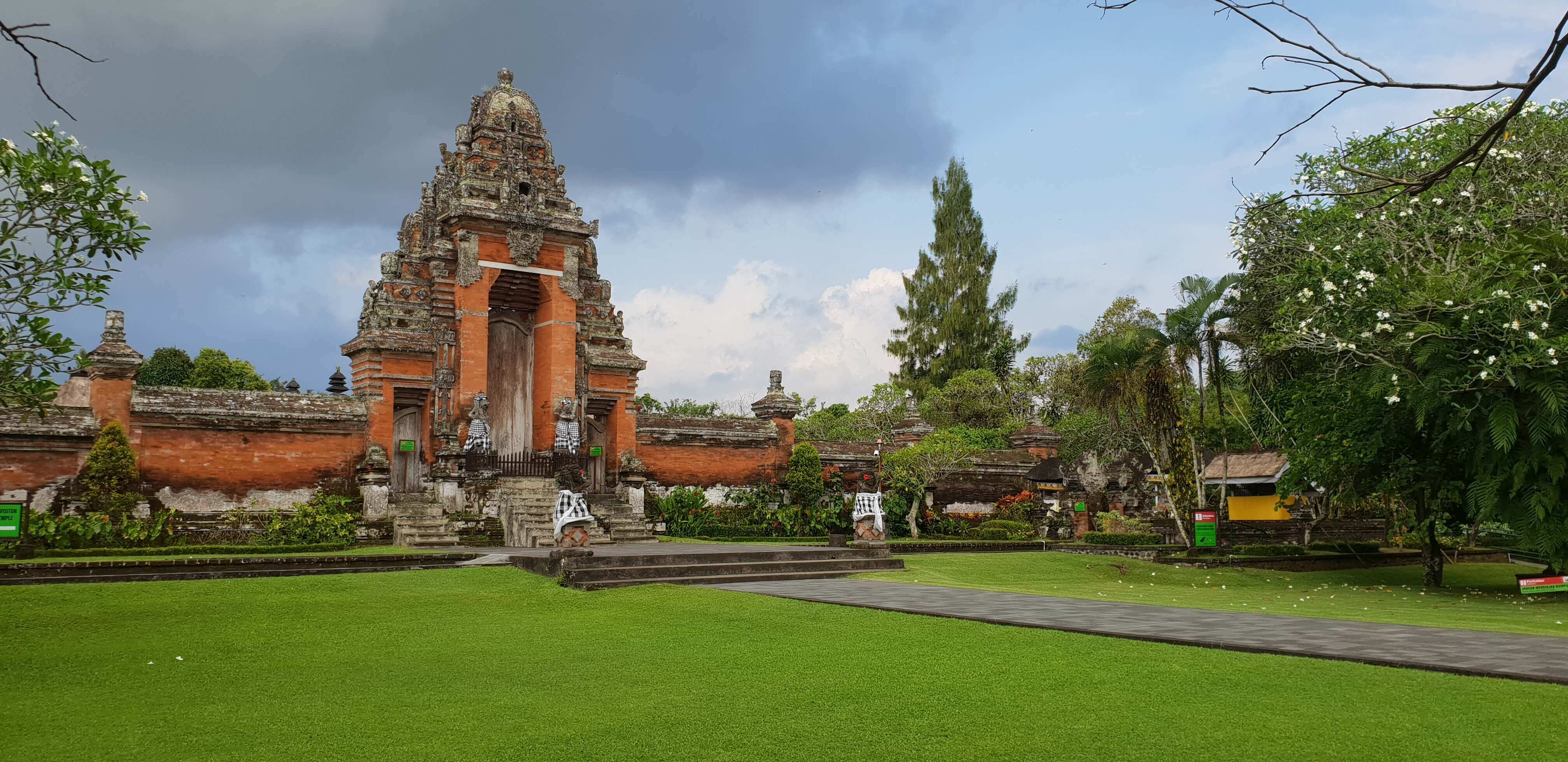 Just like the other temples in the Ubud itinerary, the Taman Ayun temple also has characteristic Balinese architectural features throughout it's premises