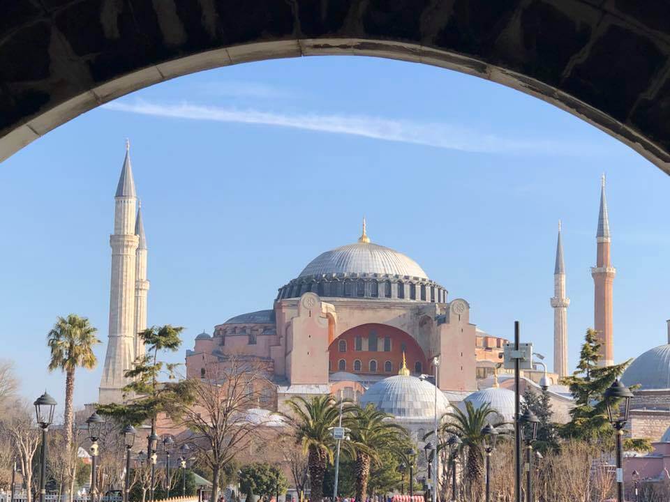 Hagia Sophia เป็นโบสถ์หลังแรก ต่อมากลายเป็นมัสยิด และปัจจุบันเป็นพิพิธภัณฑ์