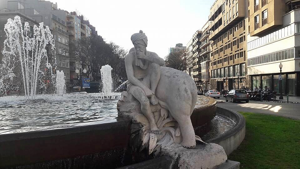 A statue and a fountain at the Rambla Nova in Tarragona