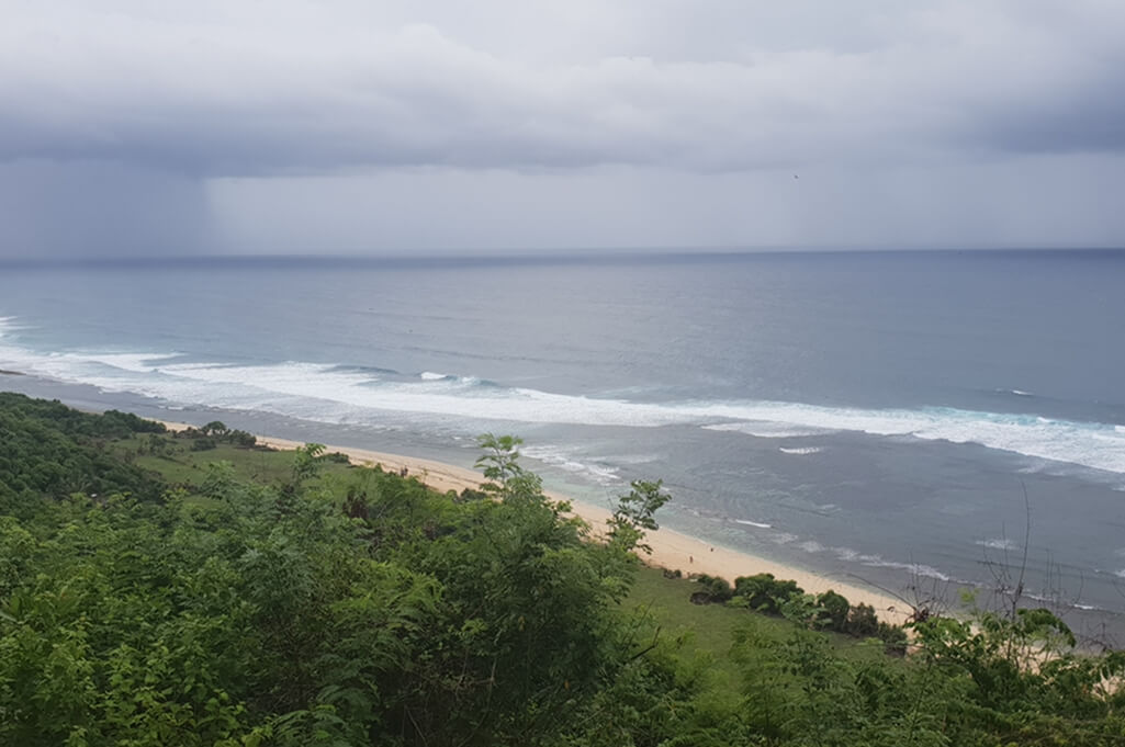 A gorgeous view of the non-touristy Nyang Nyang Beach in Uluwatu
