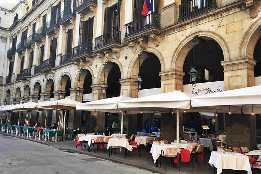 Placa Reial is one of the best dating spots in Barcelona where couples get to enjoy a nice romantic dining experience