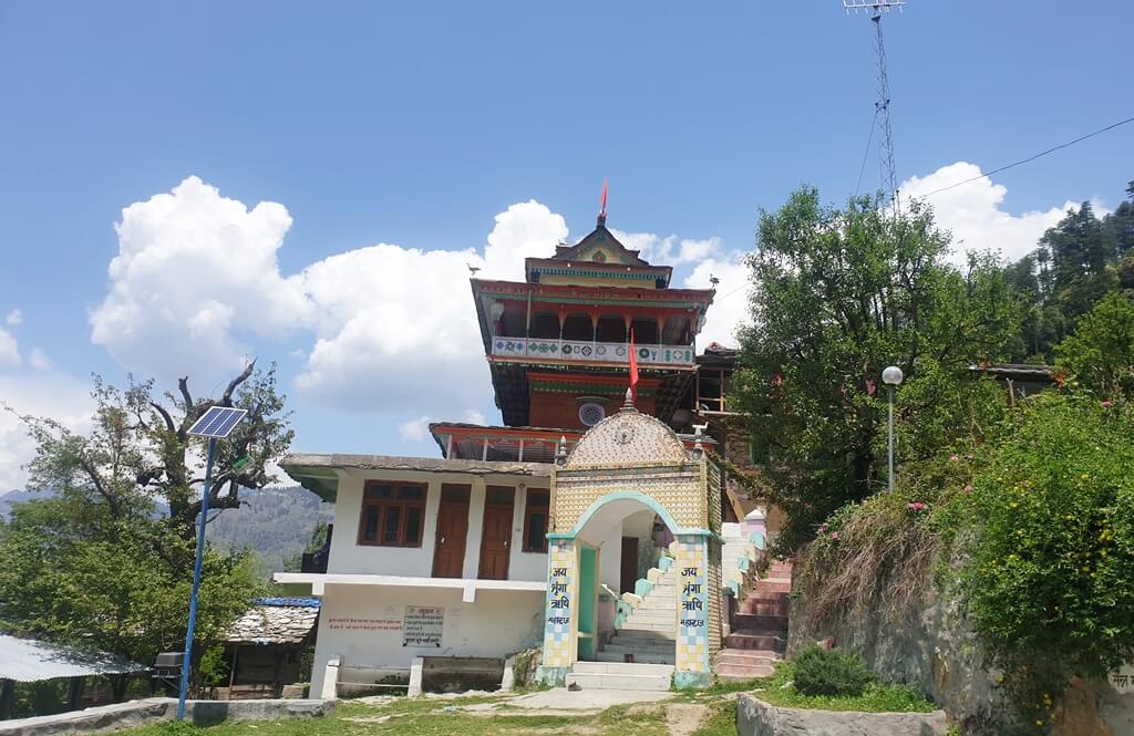 Shringa Rishi temple is named after a chief deity of the Kullu valley called Shringi Rishi and is one of the religious things to do in Jibhi