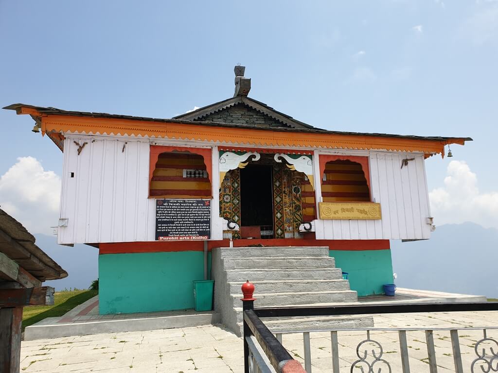 If you are a devotee of Lord Shiva, then the Bijli Mahadev temple has to be in your list of things to do around Naggar