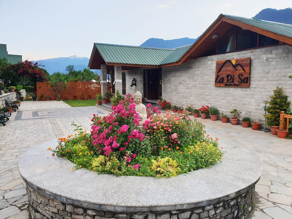 My personal luxury stay recommendation near Naggar is the Larisa Resort in Haripur village