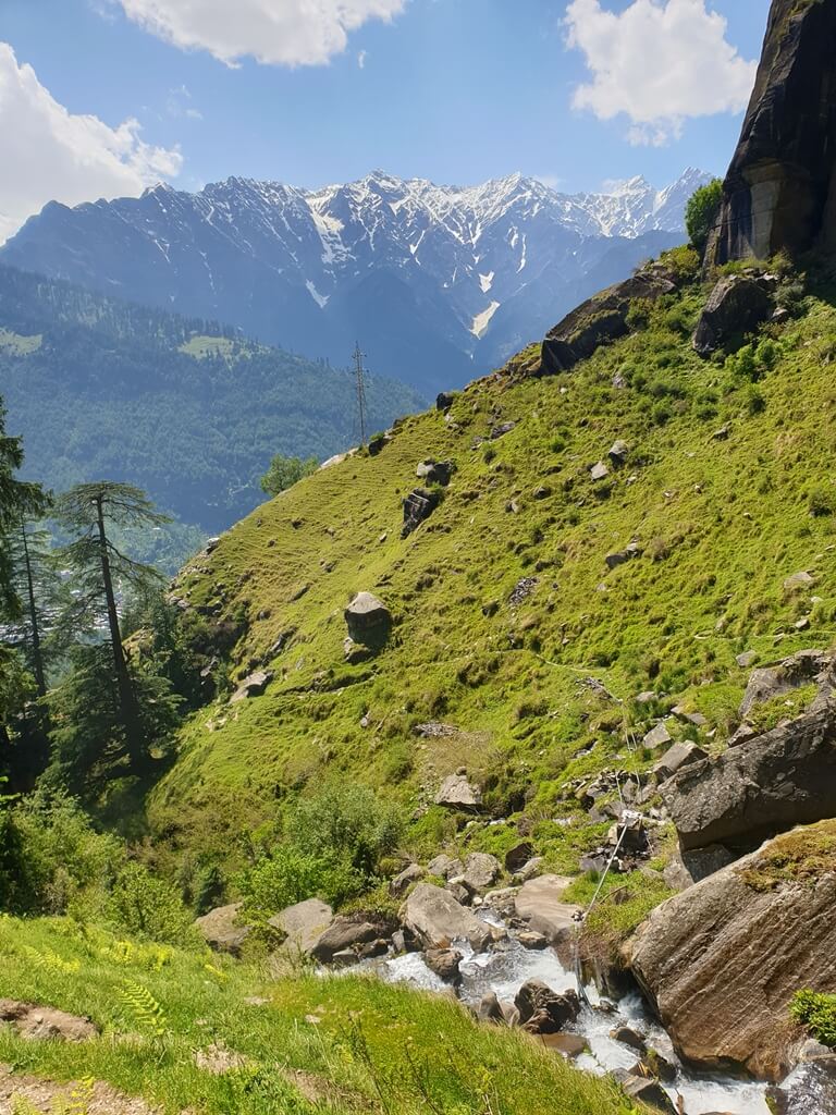 Right opposite Jogini waterfall, is a paradisiacal view of the snow-capped mountains
