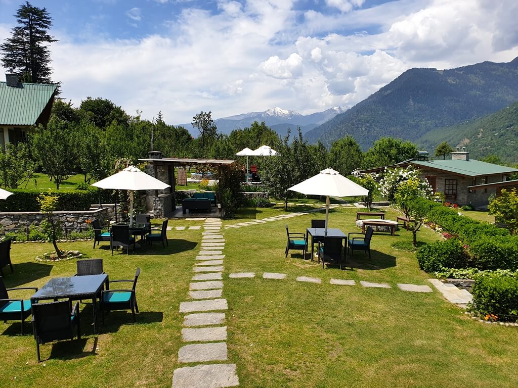 The location of Larisa resort is such that you feel like you are living amidst the mountains