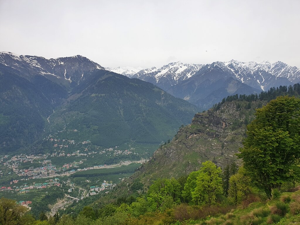 You get to see picturesque views of the mountains throughout your journey to the Hamta Valley