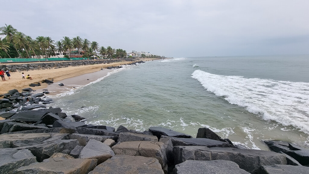 Spending time at Rock Beach is one of the best things to do in Pondicherry