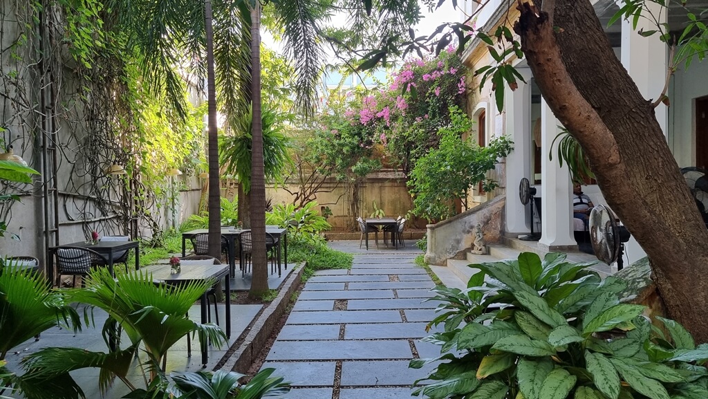 The rustic French bungalow charm and intimate garden seating make visiting La Villa one of the most romantic things to do in Pondicherry