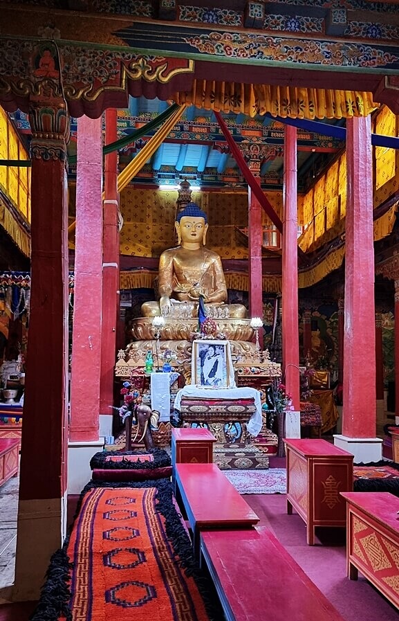 A gorgeous Buddha statue inside the Assembly Hall of the monastery
