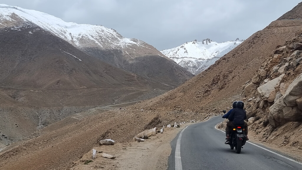 The fourth day of the 7-day Leh Ladakh itinerary will have you drive from Leh to to Nubra Valley, the journey involving a high-altitude road and chilly conditions