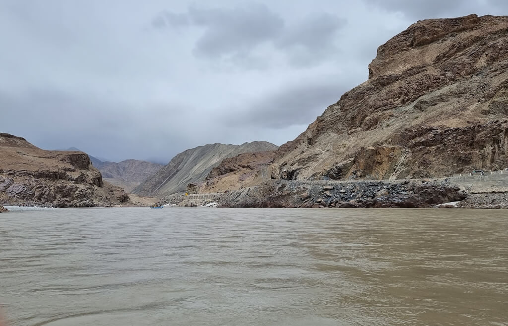 The 8 kilometre Zanskar river rafting route takes 1 hour to complete with rapids of grade 1 & 2