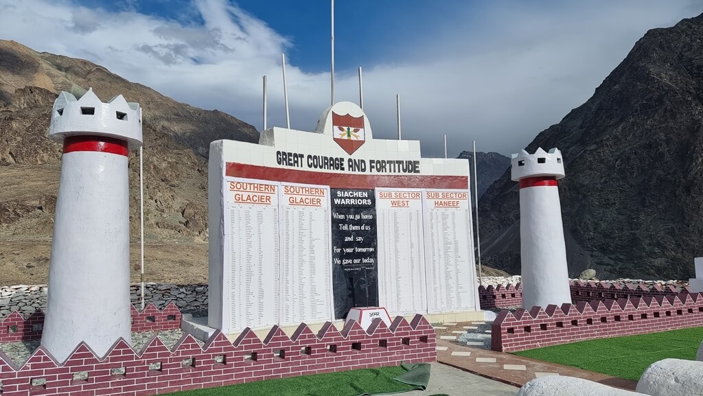 The Shyok War Memorial was built to commemorate the brave Indian soldiers who sacrificed their lives in the line of duty at Siachen
