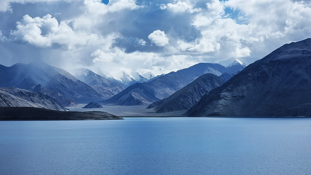 The route to Rezang La War Memorial will have you drive along the entire stretch of Pangong Lake lying inside the Indian borders