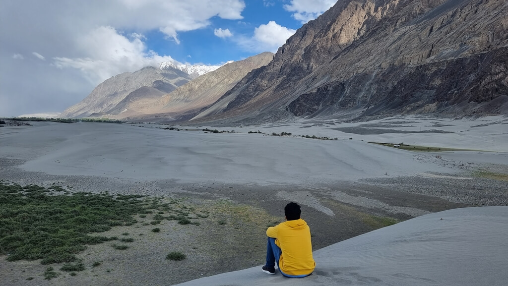 Watching the last rays of the setting sun kissing the snow-clad mountain peaks one final time for the day is an experience of a kind, making Hunder Sand Dunes a must-visit in the 7-day Leh Ladakh itinerary